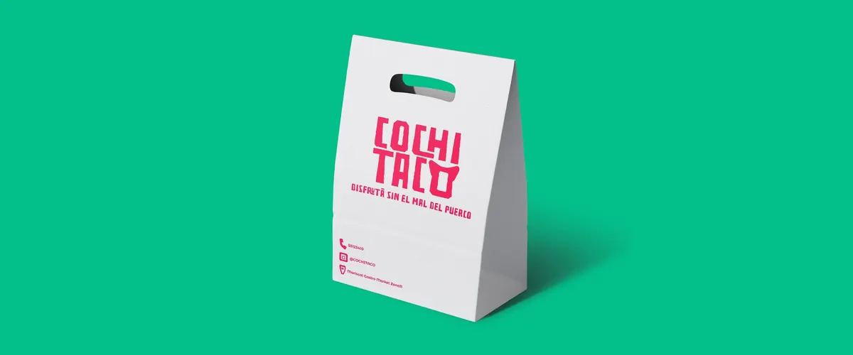 Bolsa de papel para llevar con el logo rosa de Cochitaco y el lema Disfrutá sin el mal del puerco, por CBAS