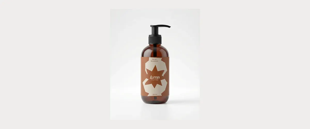 Luma, frasco ámbar del sérum Ritual Fuego con etiqueta terracota de formas crema y dispensador negro, diseño por CBAS